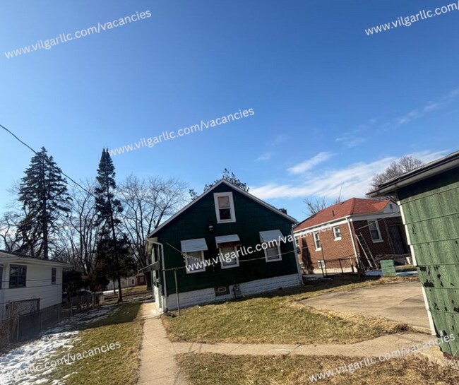 Building Photo - FOR RENT — SPACIOUS 3 BED / 1.5 BATH HOME