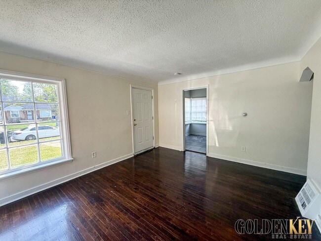 Building Photo - Eastside Remodeled 3 bedroom home near 8 M...