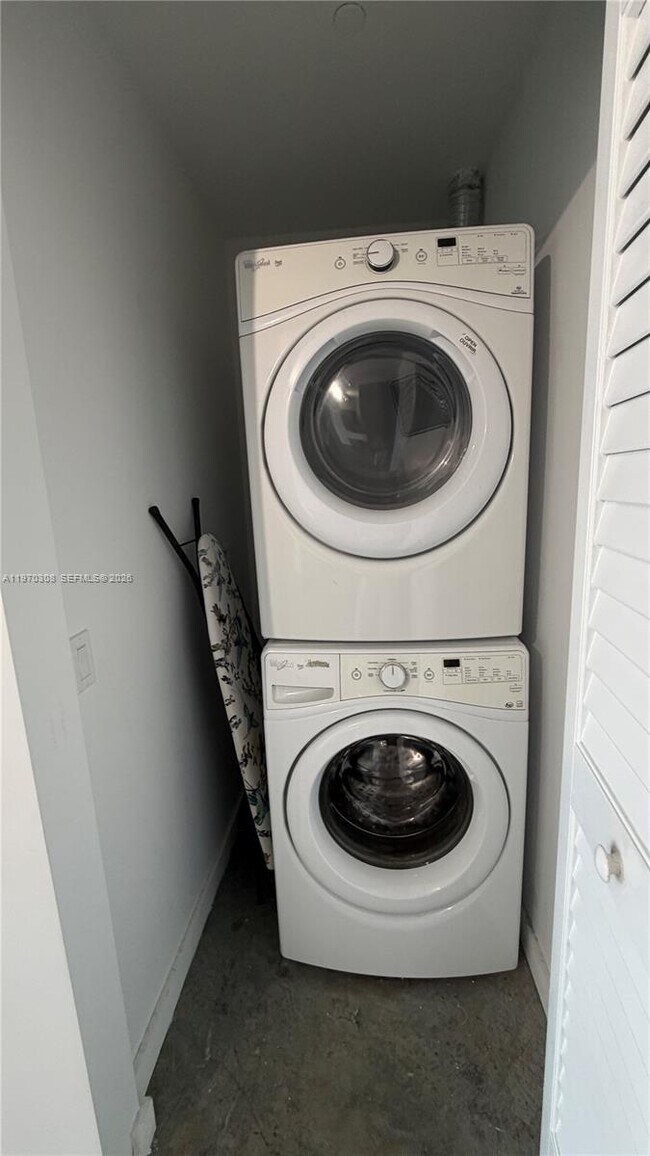 Building Photo - 151 SE 1st St