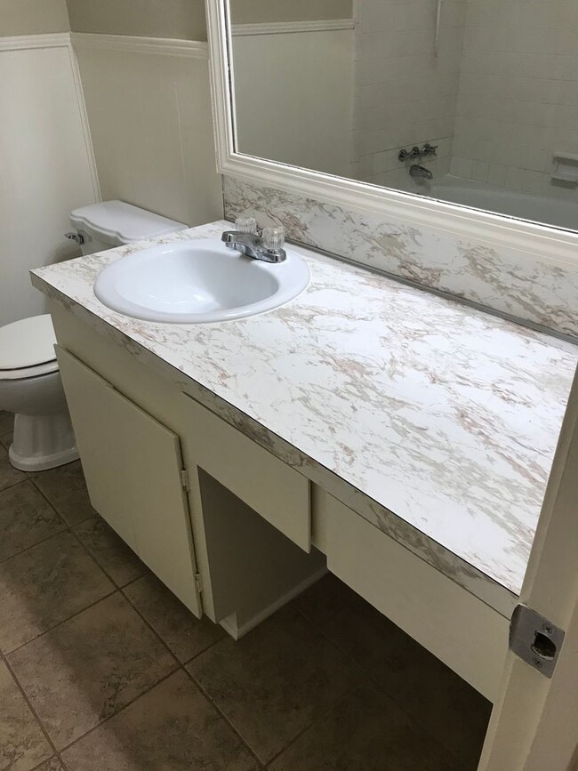 Building Photo - Close to Barksdale Air Force Base... Large yard that backs up to Park!!!