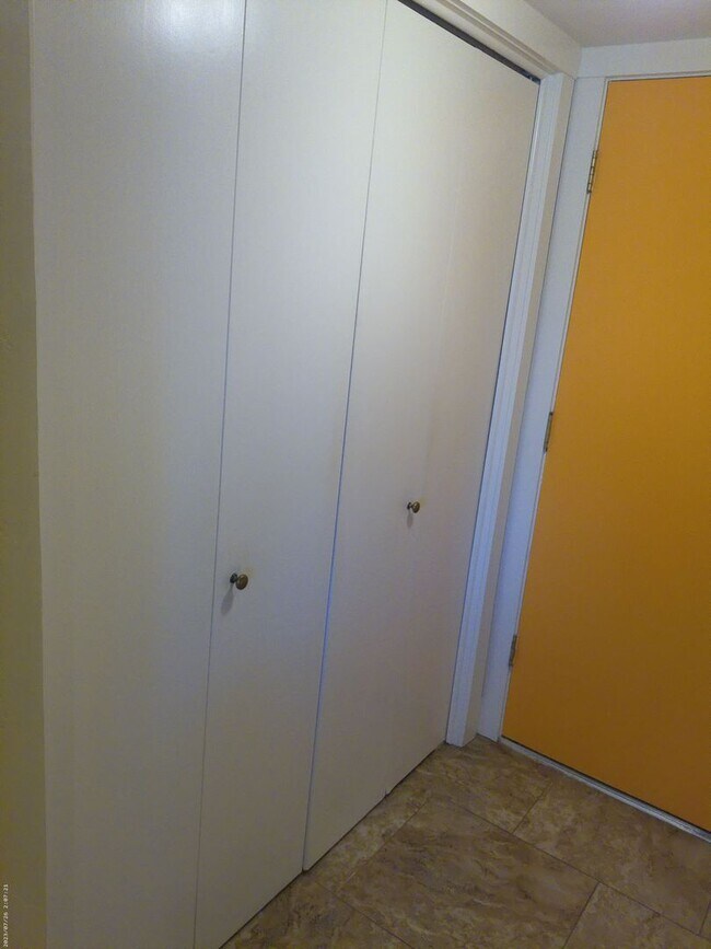 Building Photo - Charming Golf Course Condo for Rent – Residential Estates
