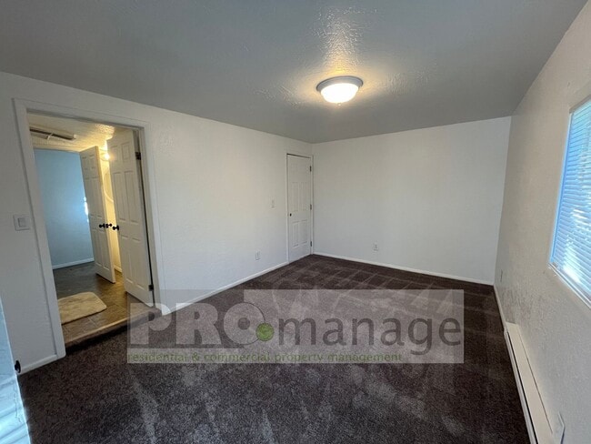 Building Photo - 3b/1ba main level home