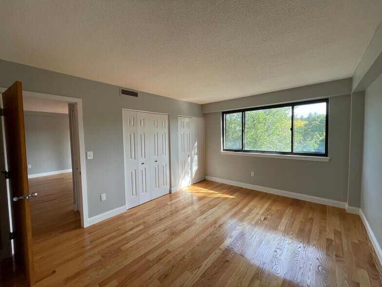 Building Photo - 1850 Beacon St