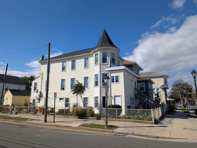 Building Photo - 600 N Michigan Ave