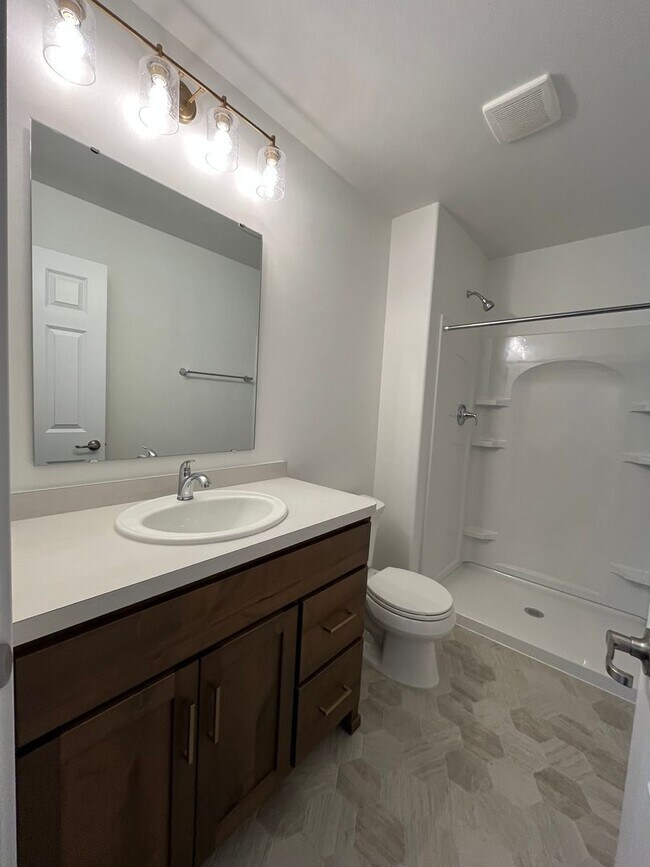 Building Photo - 3 Bed 3 Bath TownHome