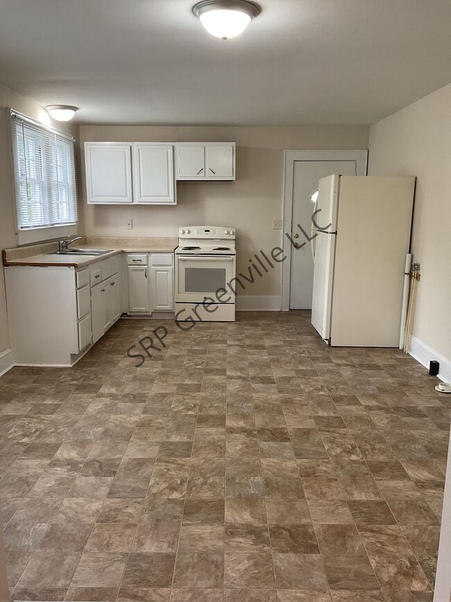 Building Photo - Newly Renovated 2 Bed 1 Bath Single Family...