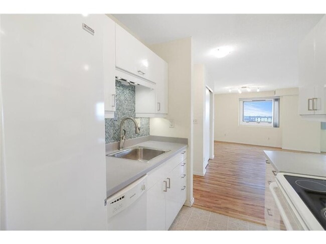 Building Photo - 66 9th St E