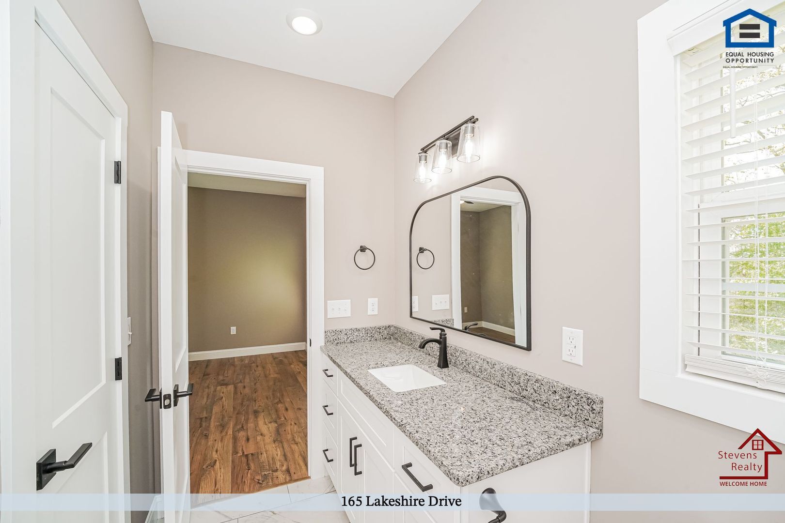 Building Photo - 165 Lakeshire Dr