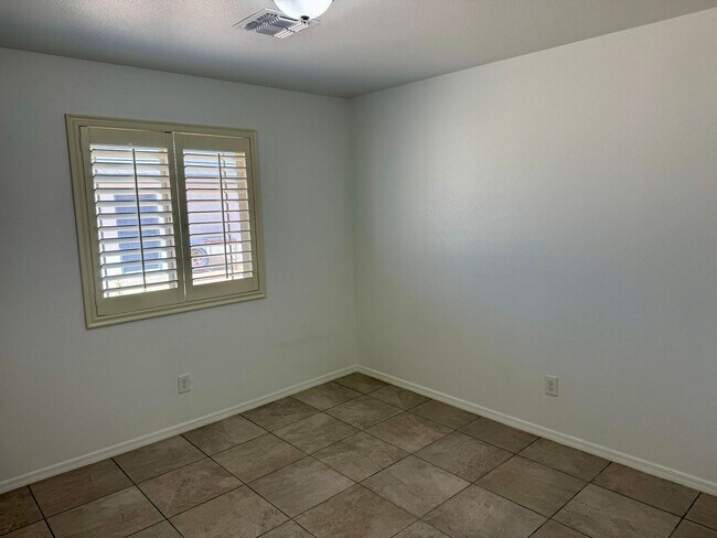 Building Photo - Three Bedroom Two Bath San Luis Home in Los Mezsquites