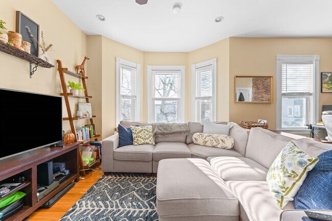 Building Photo - 470 E 6th St