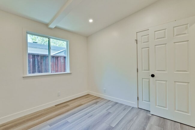 Building Photo - Charming updated 3 bedroom, 1 bathroom hom...