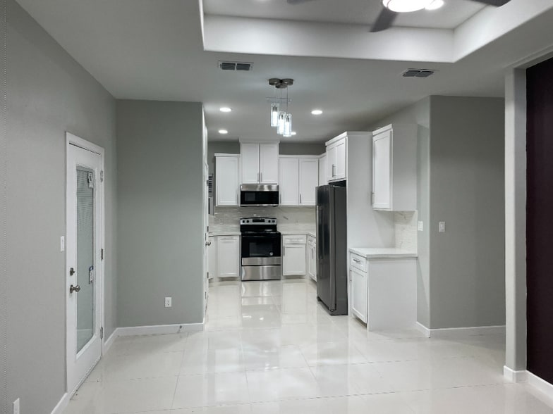 Building Photo - 2511 N Vineyard Ave