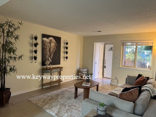 Building Photo - FootHills 3bed 2 bath Condo for rent **MOV...