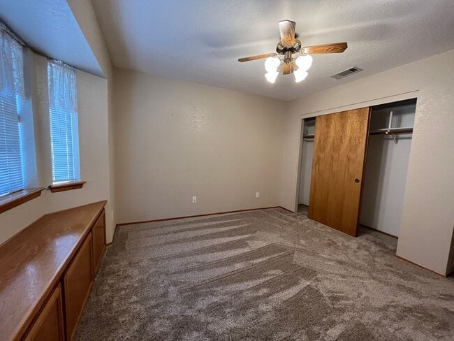 Building Photo - Beautiful 3 bedroom 2 bathroom home in App...