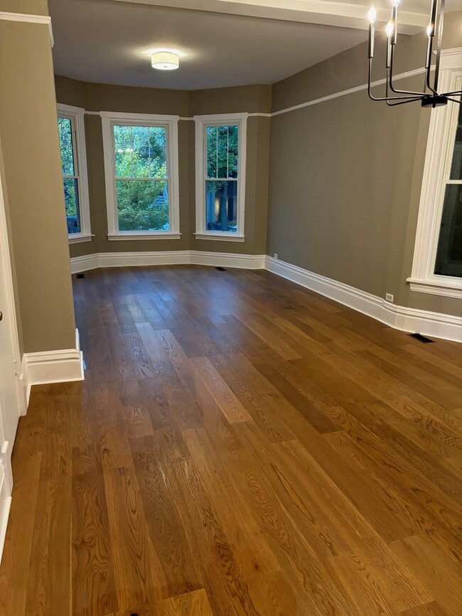 Spacious living room - 5318 N Paulina St