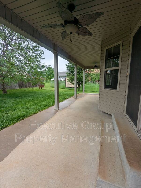 Building Photo - 120 Victory Lake Dr
