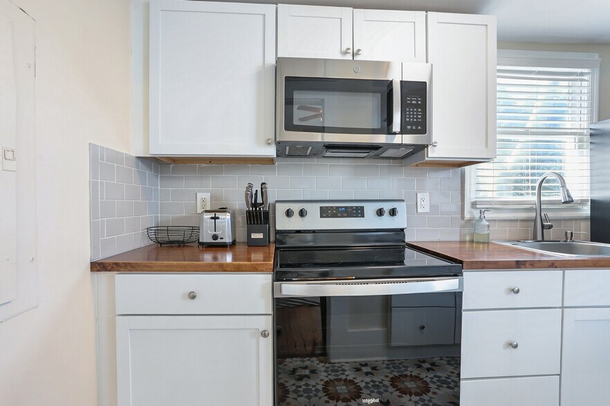 Building Photo - 303 W Park Ave