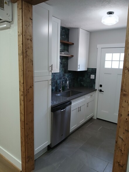 Kitchen - 3904 Moore St