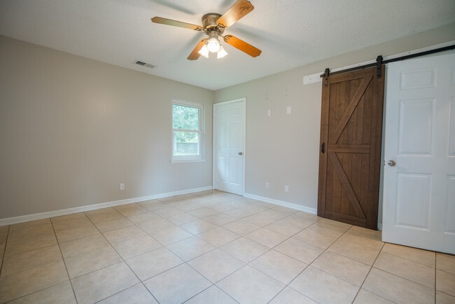Building Photo - 122 Longleaf Cir