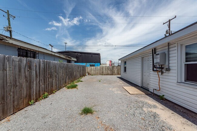 Building Photo - 3860 Chestnut St
