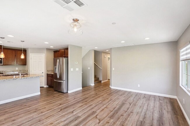 Building Photo - Beautiful 3 Bedroom Townhome With Stunning Mountain Views