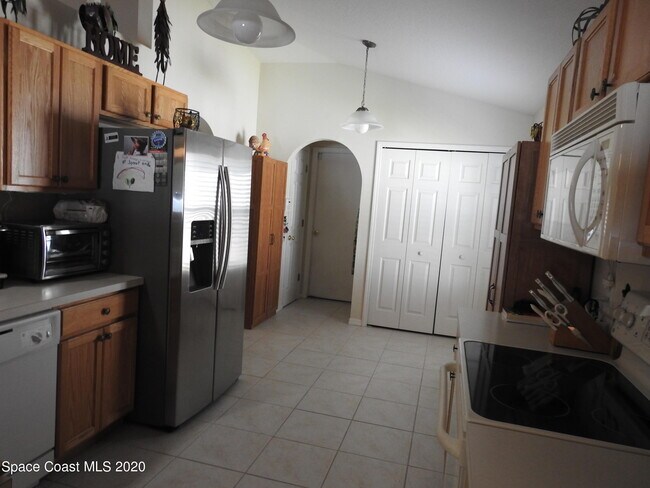 Building Photo - 1664 La Maderia Dr