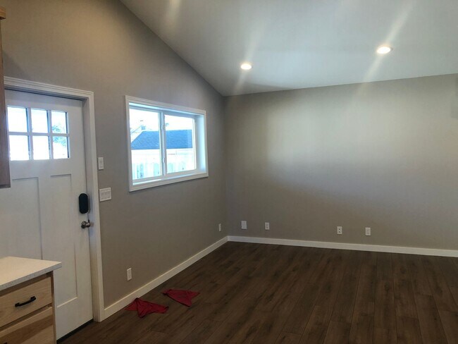 Building Photo - Beautiful 1 bedroom 1 bath house in Springfield!