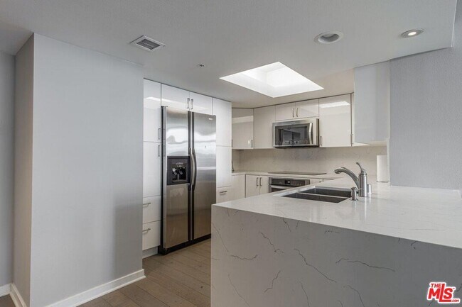 Building Photo - 13700 Marina Pointe Dr
