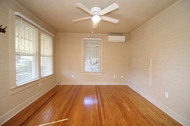 Building Photo - East Pensacola Heights 2BR Cottage Near Downtown with Heart-Pine Floors, Updated Kitchen & Rear A...
