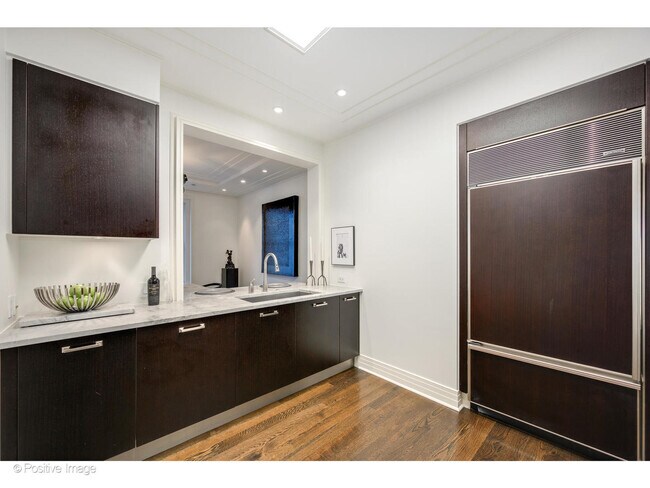 Building Photo - 159 E Walton Pl