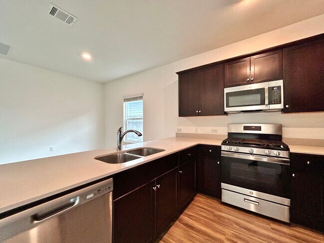 Building Photo - Your Next Home Awaits – Bright, Modern & M...