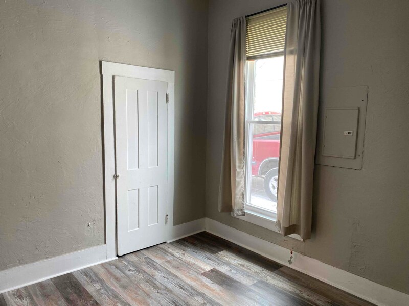 Building Photo - 613 Moore Ave