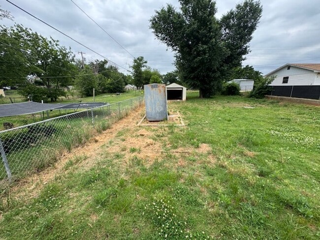 Building Photo - 3 bed 1 bath in Chickasha! Cute, clean and...