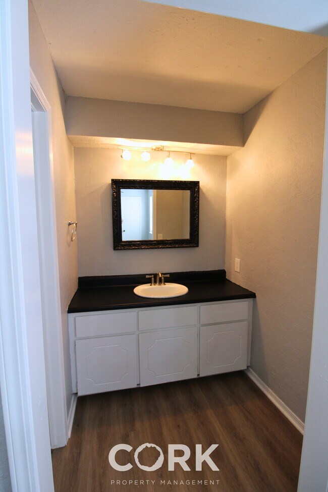 Building Photo - 708 Teal Pl