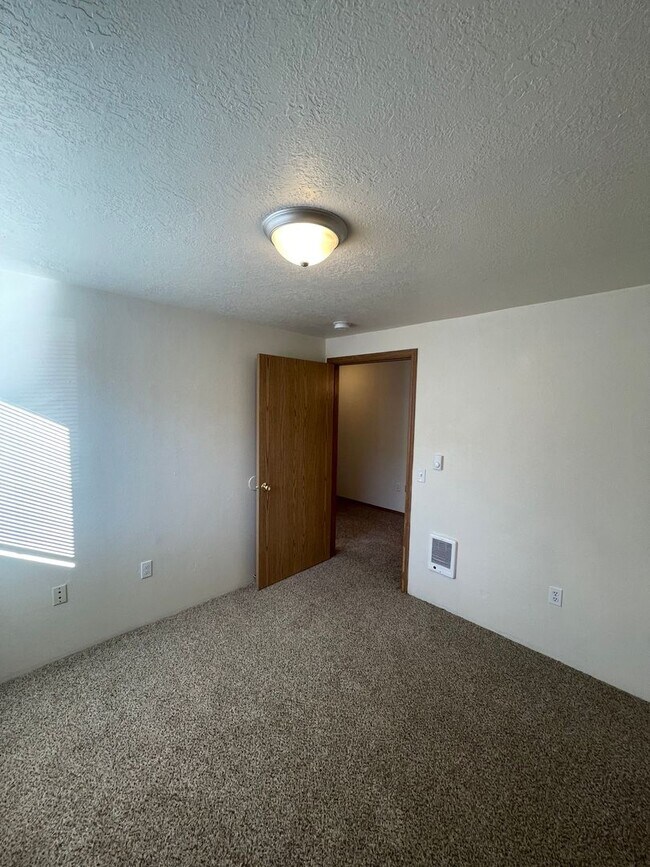 Building Photo - Rent Special: 1/2 Off June's Rent!! Second Floor 3 Bedroom apartment