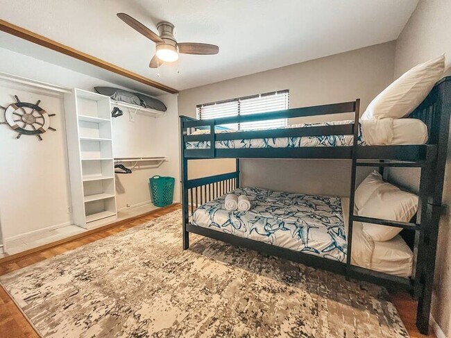 Building Photo - 4 Bedroom Pool Home Located Downtown