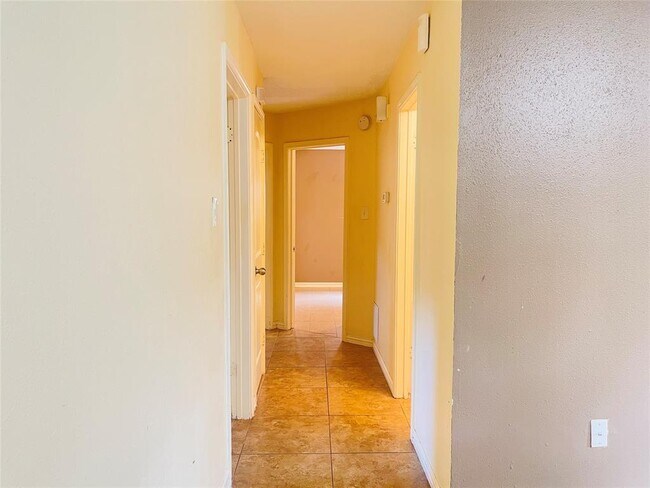Building Photo - 2503 Radcliffe Dr
