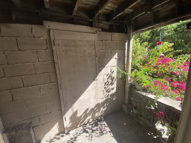 Outside Area / Balcony - 2080 Laurel Canyon Blvd