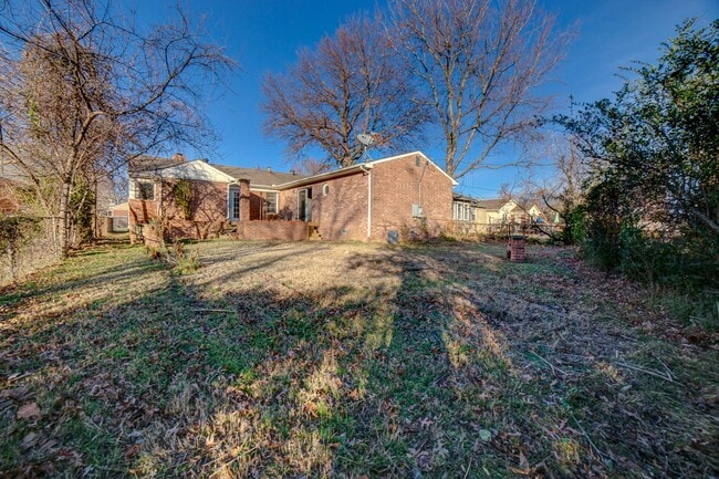 Building Photo - 4 Bed | 2 Bath in Midtown!