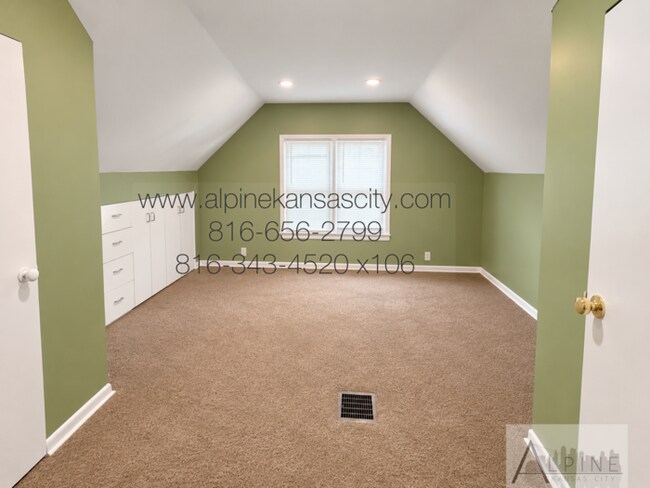 Building Photo - Cute HOUSE in Gillham Plaza, Gated Off Street Parking!