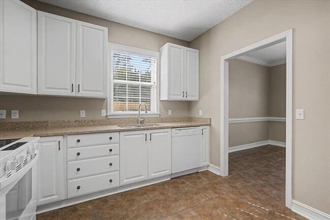 Building Photo - 2 Story Garden Killearn Home