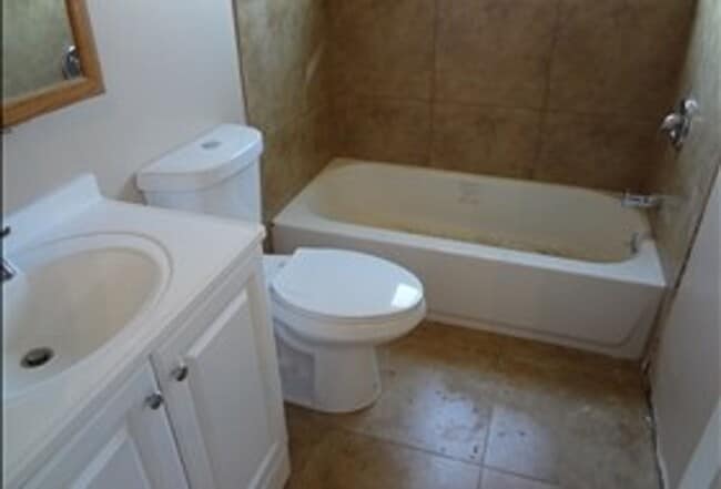 Building Photo - Large 4 Bed 2 Bath with Extra Large 2 Car ...