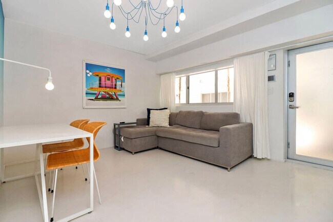 Building Photo - 250 Collins Ave