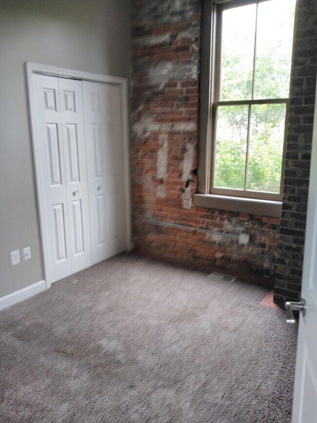 Building Photo - 427 Brady St