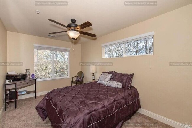 Building Photo - Elegant-Ideally located-Windsor Green End ...