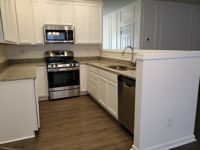 Building Photo - 2 Bedroom, 2.5 Baths End unit Townhome located in Townes at University East