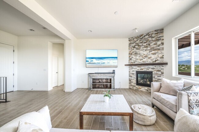 Building Photo - Stunning 3-Bedroom Home with Mountain View...