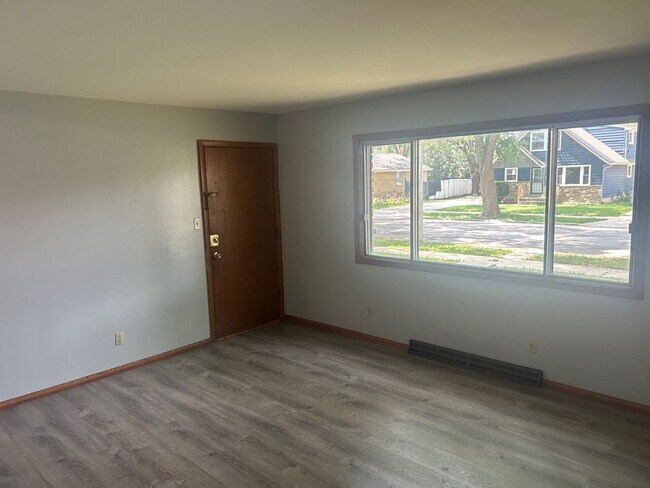 Building Photo - Nice 2 bed/1 bath Apartment