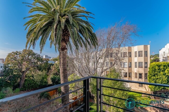 Building Photo - Marina: Remodeled Light-Filled Top-Floor Marina Condo with Private Roof Deck