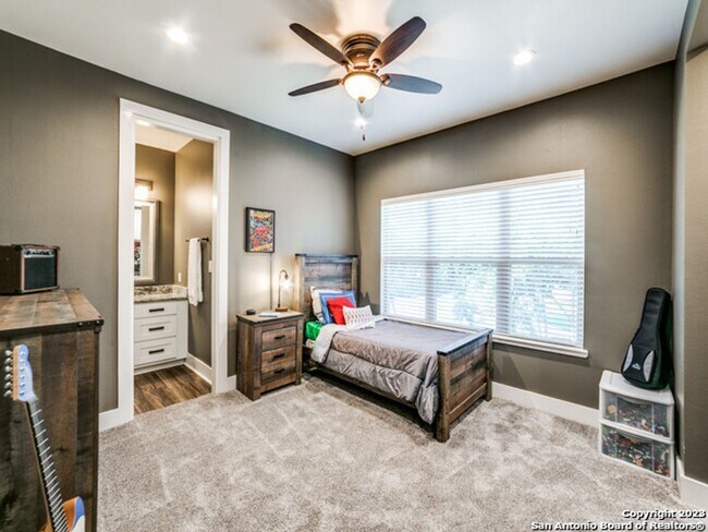 Building Photo - 5 Bedroom/3.5 Bathroom Home in the Ensenad...